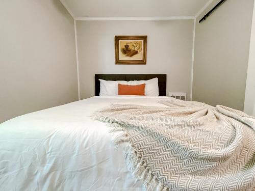 Uma cama ou camas num quarto em Sleepover Historic Downtown Springfield Apartments