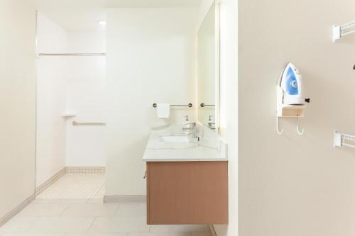 La salle de bains est pourvue d'un lavabo et de toilettes. dans l'établissement Staybridge Suites - San Bernardino - Loma Linda, à San Bernardino