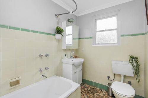 y baño con aseo blanco y lavamanos. en Katoomba Getaway 3 Bedroom Villa en Katoomba