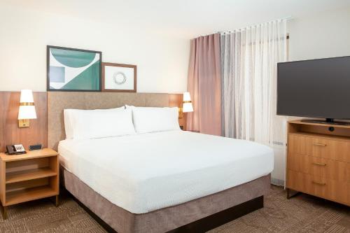 Un pat sau paturi într-o cameră la Staybridge Suites - San Bernardino - Loma Linda