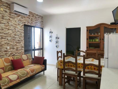 ein Wohnzimmer mit einem Sofa und einem Kühlschrank in der Unterkunft Recanto do Sol in Hortas
