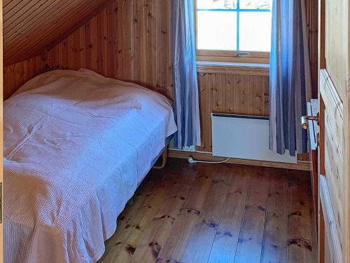 Habitación pequeña con cama y ventana en Holiday home Meløy, en Meløyskagen