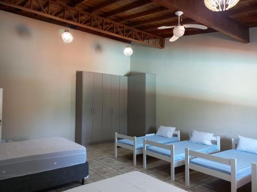 Katil atau katil-katil dalam bilik di Chacara com piscina e muito lazer em Jarinu SP