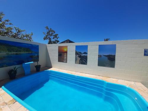 - une piscine dans l'arrière-cour d'une maison dans l'établissement Pousada APART PenhaFlat- Studio a 700 mts do parque, à Penha