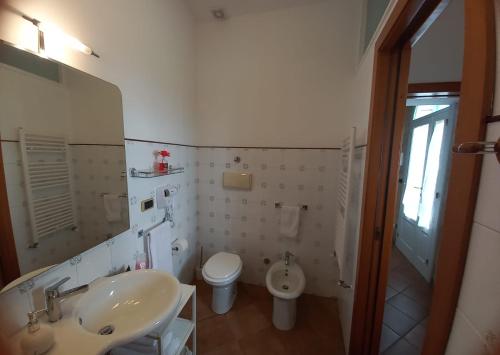y baño con lavabo y aseo. en Villino Tronchetto Bianco, en Mola di Bari