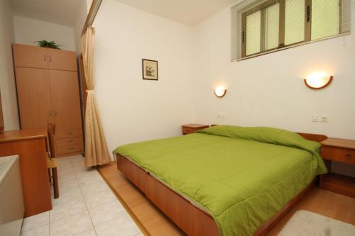 Posteľ alebo postele v izbe v ubytovaní Apartments by the sea Preko, Ugljan - 8515