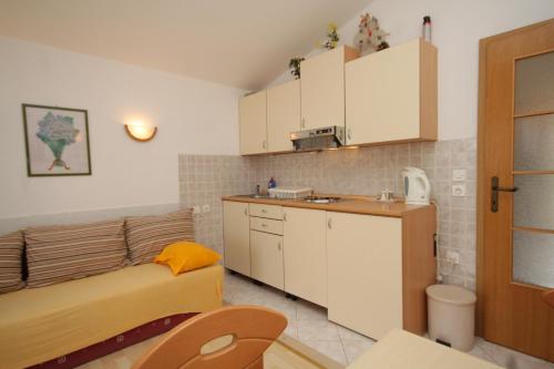 Kuchyňa alebo kuchynka v ubytovaní Apartments by the sea Preko, Ugljan - 8515