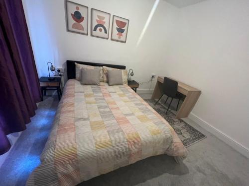 una camera con letto e scrivania con sedia di Cheerful Two Bedrooms Town house with free parking a Pembrokeshire