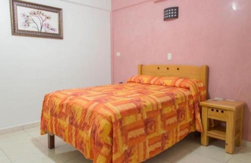 een slaapkamer met een bed en een tafel. bij HOTEL DEL CENTRO in Ciudad Obregón