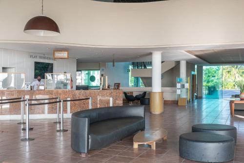 a lobby with a couch and chairs and a bar at Flat ou Bangalo Luxo Beach Class Beira Mar Muro Alto in Porto De Galinhas