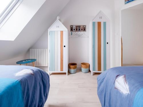 Llit o llits en una habitació de Cosy apartment in Saint Vaast la Hougue near the beach