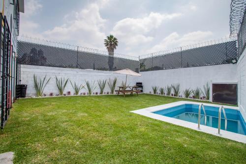 Bazén v ubytování Casa con alberca privada y jardin nebo v jeho okolí
