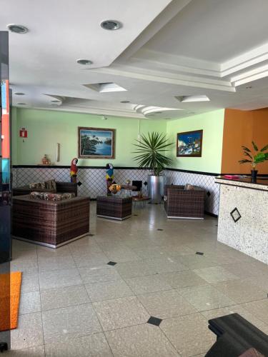 un vestíbulo con sofás y sillas en un edificio en Pousada Ferreira, en Aracaju