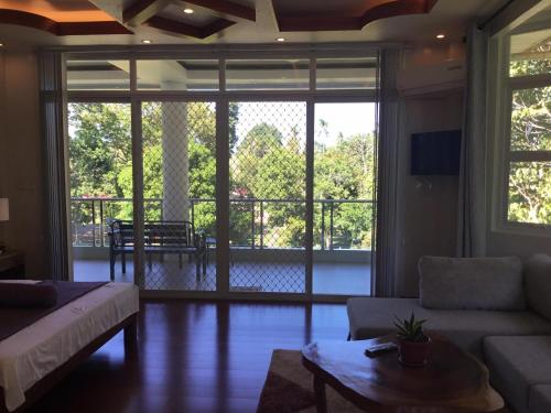 uma sala de estar com um sofá e uma mesa em Camiguin Lanzones Resort em Mambajao