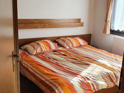 uma cama com duas almofadas num quarto em Holiday home in Willingen in beautiful hilly surroundings em Stryck