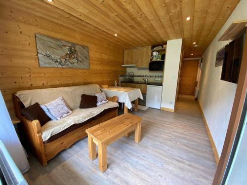 Studio cabine rénové avec balcon près des pistes et village à La Clusaz - FR-1-459-194