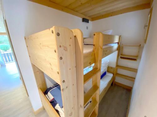 - un lit superposé dans une petite maison dans l'établissement Studio cabine rénové avec balcon près des pistes et village à La Clusaz - FR-1-459-194, à La Clusaz