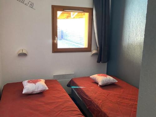 deux lits dans une chambre avec une fenêtre dans l'établissement 3 pièces pour 6 pers avec balcon, parking, et wifi à Orcières-Merlette - FR-1-636-216, à Orcières