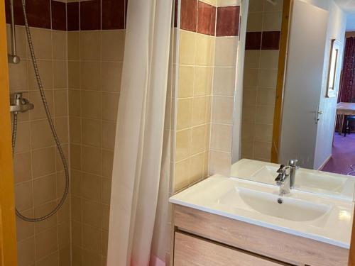 une salle de bain avec lavabo et douche dans l'établissement 3 pièces pour 6 pers avec balcon, parking, et wifi à Orcières-Merlette - FR-1-636-216, à Orcières