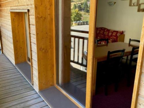 - une vue depuis la terrasse couverte d'une petite maison dans l'établissement 3 pièces pour 6 pers avec balcon, parking, et wifi à Orcières-Merlette - FR-1-636-216, à Orcières
