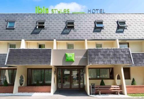 a hotel with a sign on the front of it at ibis Styles Parc des Expositions de Villepinte in Villepinte
