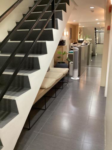 una escalera en un vestíbulo con escaleras negras y blancas en D' Residences en Cebú