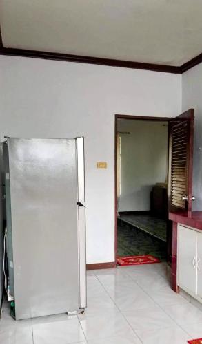 uma cozinha com um frigorífico num quarto em 5bedroom Home with Parking em Tarlac