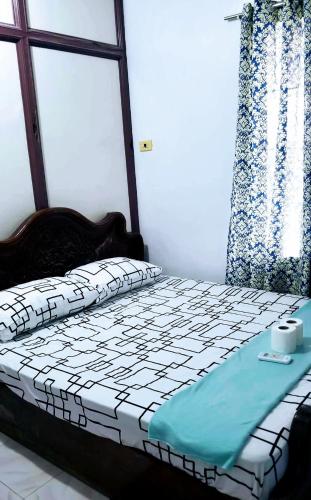 1 cama en una habitación con ventana en 5bedroom Home with Parking en Tarlac