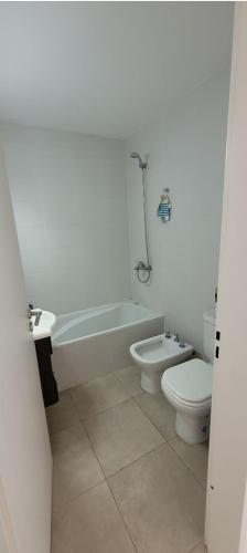 y baño con bañera, aseo y lavamanos. en House near ezeiza international airport en Ezeiza