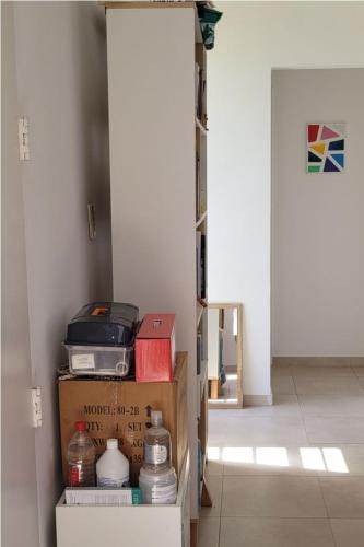 House near ezeiza international airport في إيزيزا: غرفة مع صناديق ورف كتاب
