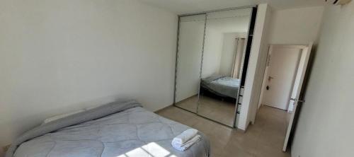 um quarto com uma cama e um espelho em House near ezeiza international airport em Ezeiza