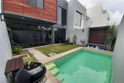 a swimming pool in the backyard of a house at Villa Copa de Oro. Zona Diamante. Alberca Privada. Espacio Yocte in Acapulco