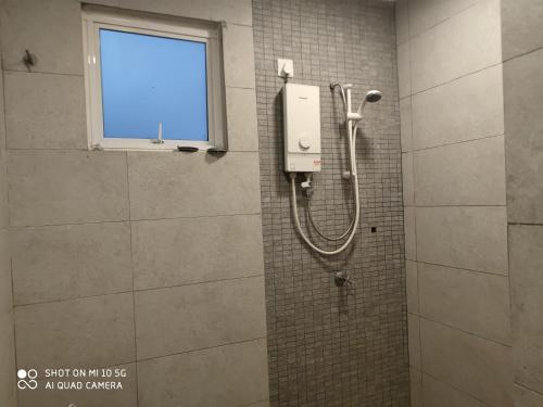 Et badeværelse på Bangi Gateway Service Apartment