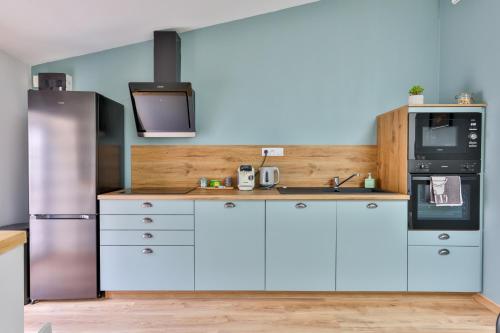 La cuisine est équipée d'un réfrigérateur et d'un évier. dans l'établissement Le Saint Martin #Centre ville #Charente #6pers, à Cognac