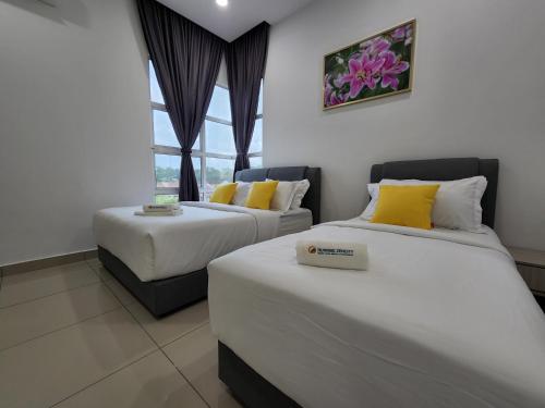 Cette chambre comprend 2 lits et une fenêtre. dans l'établissement Desaru Brown House Pool-Table Tennis-KTV-BBQ-Netflix-Home Theatre, à Kota Tinggi
