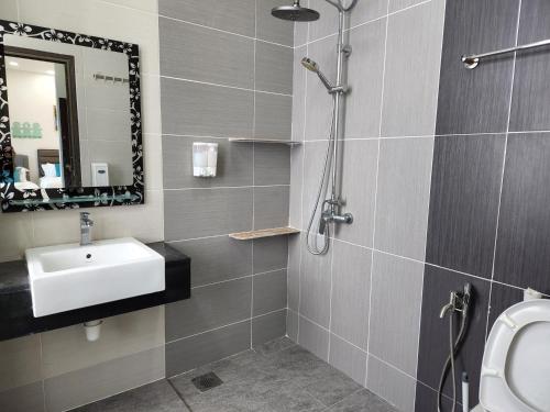 Desaru Brown House Pool-Table Tennis-KTV-BBQ-Disney-Netflix-Home Theatre في كوتا تينجي: حمام مزود بحوض ومِرآة