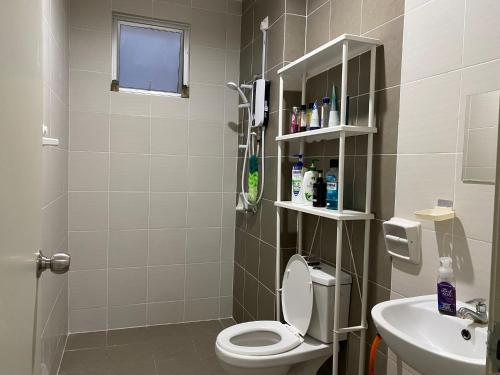 Um banheiro em BSP21 Highest Floor with High Speed Wifi & Netflix