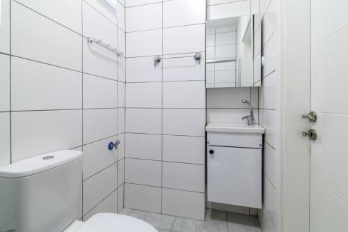 伊斯坦堡的住宿－Lovely and Cent，白色的浴室设有卫生间和水槽。