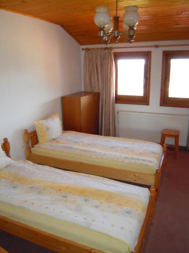 Panorama Hotel في ارباناسي: سريرين في غرفة ذات نافذتين