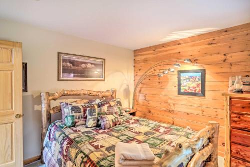sypialnia z łóżkiem i drewnianą ścianą w obiekcie Grand Windham Retreat with Fire Pit and Game Room w mieście Windham