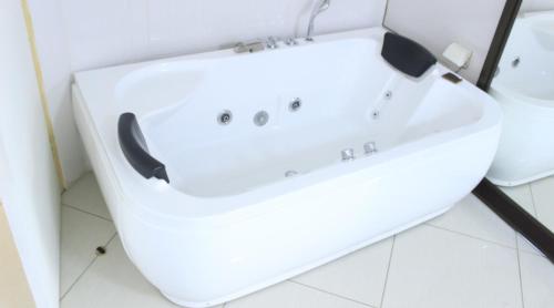 - un lavabo blanc dans la salle de bains à côté des toilettes dans l'établissement Royal relax guest house, à Palatswe