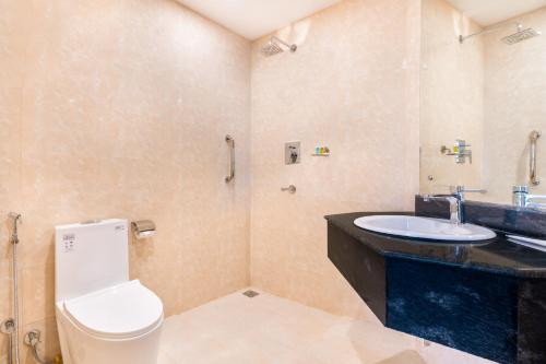 La salle de bains est pourvue de toilettes et d'un lavabo. dans l'établissement Mithila Yatri Niwas, à Janakpur