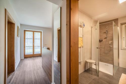 a hallway with a walk in shower and a glass door at Parigger Apt Lavendel in Racines