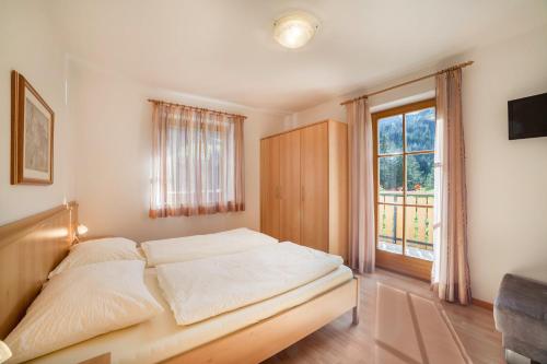 a bedroom with a bed and a window at Parigger Apt Zirbe in Racines