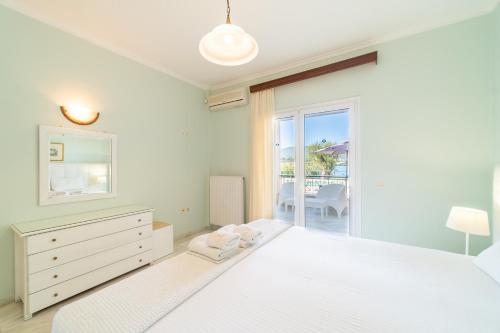 Un pat sau paturi într-o cameră la St Nicholas A1 Beach Superior Two I