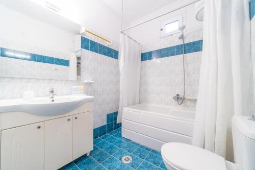 bagno con lavandino, vasca e servizi igienici di St Nicholas A1 Beach Superior Two I a Dafnila