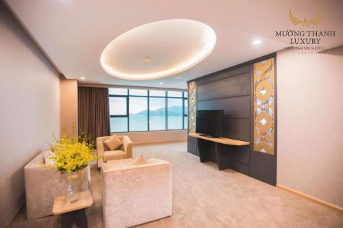 TV a/nebo společenská místnost v ubytování Muong Thanh Luxury Nha Trang Hotel