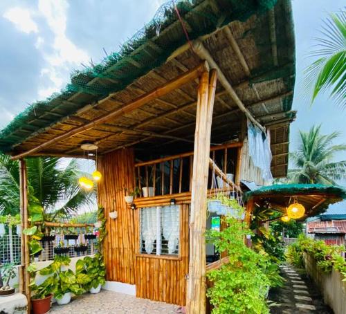 un pequeño edificio de madera con techo en Joyful Hut with Netflix and Perfect Sunrise View Maya, Daanbantayan, 