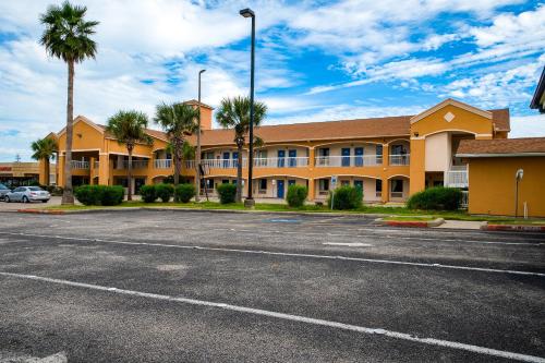 un aparcamiento vacío frente a un edificio en Island Inn By OYO Galveston Beach, TX en Galveston