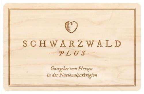 un marco de madera con un corazón y las palabras joyas desplumadas en BFE Schwarzwaldnest, en Baiersbronn